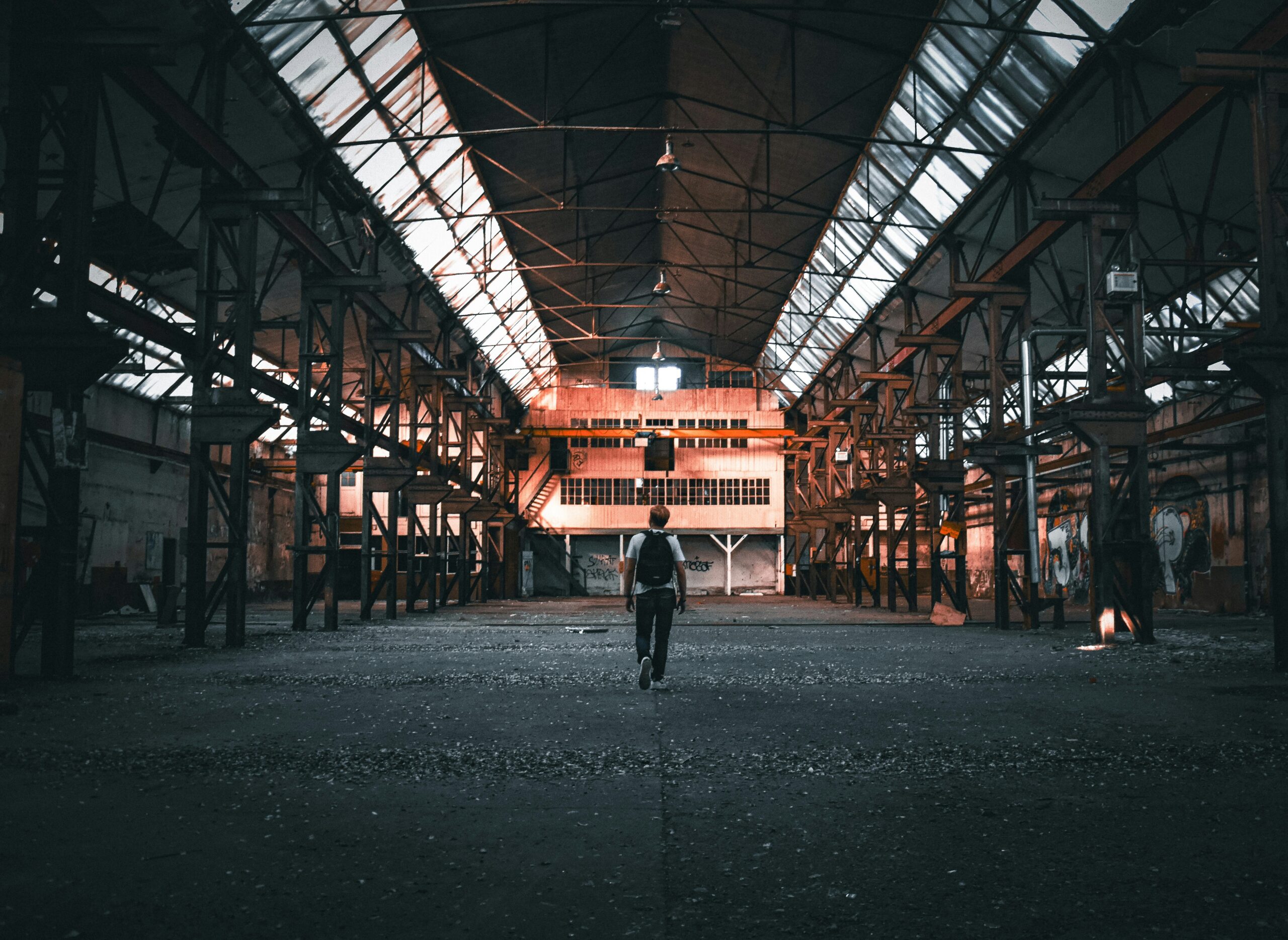Foto di <a href="https://unsplash.com/it/@tombronab?utm_source=unsplash&utm_medium=referral&utm_content=creditCopyText">Tom Bronab</a> su <a href="https://unsplash.com/it/foto/una-persona-in-piedi-in-un-grande-edificio-con-molte-finestre-cobn5ANkxD0?utm_source=unsplash&utm_medium=referral&utm_content=creditCopyText">Unsplash</a>